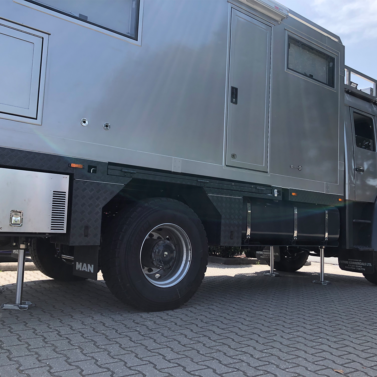 Sistem de calare hidraulic automat pentru autorulote și rulote