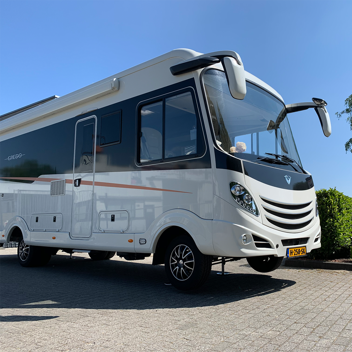 Sistem de calare hidraulic automat pentru autorulote și rulote