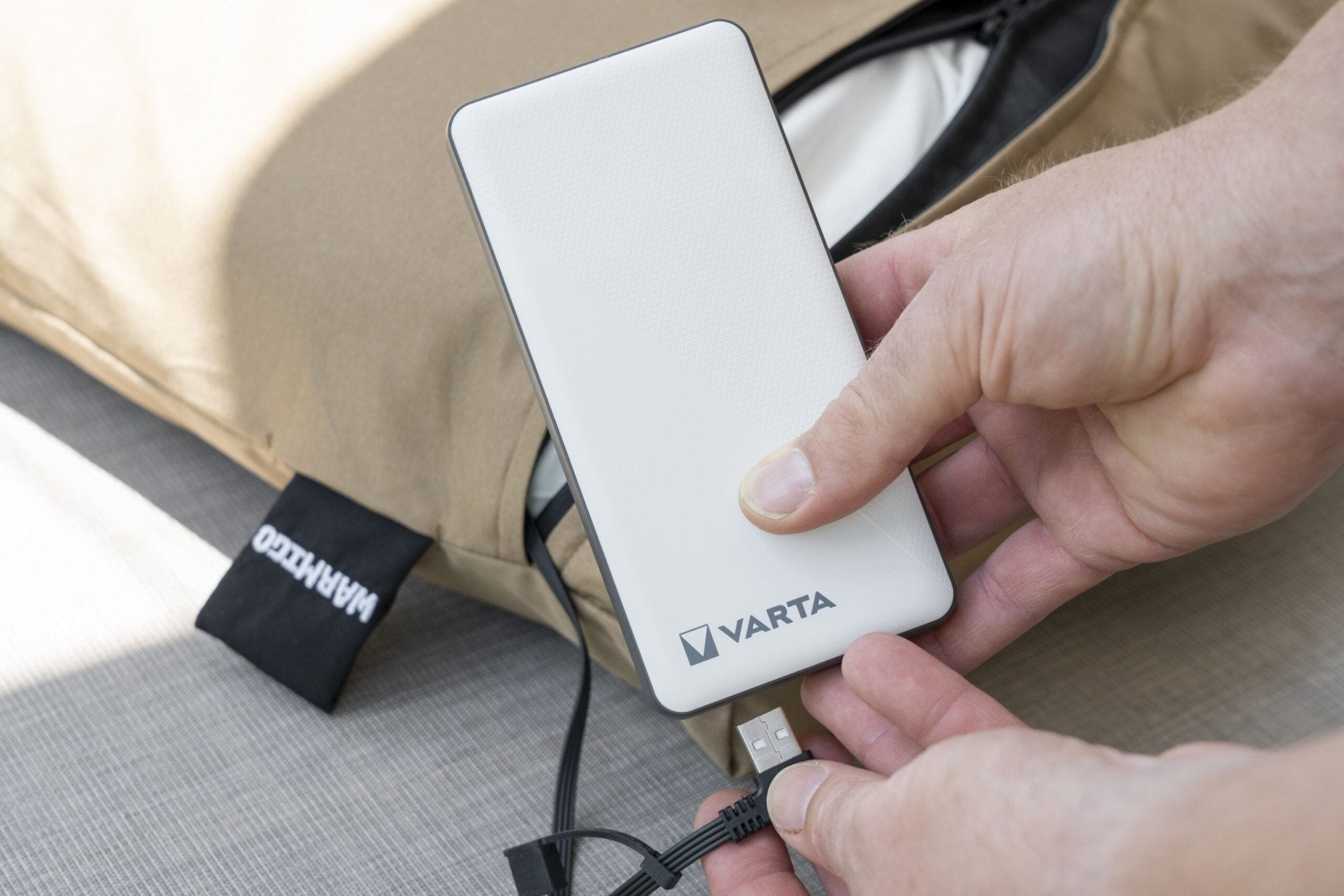 Perna incalzita electric EUROM WarmiGo, maro (Powerbank/baterie externa Varta inclusa - 20.000 mAh) - CampShop.ro