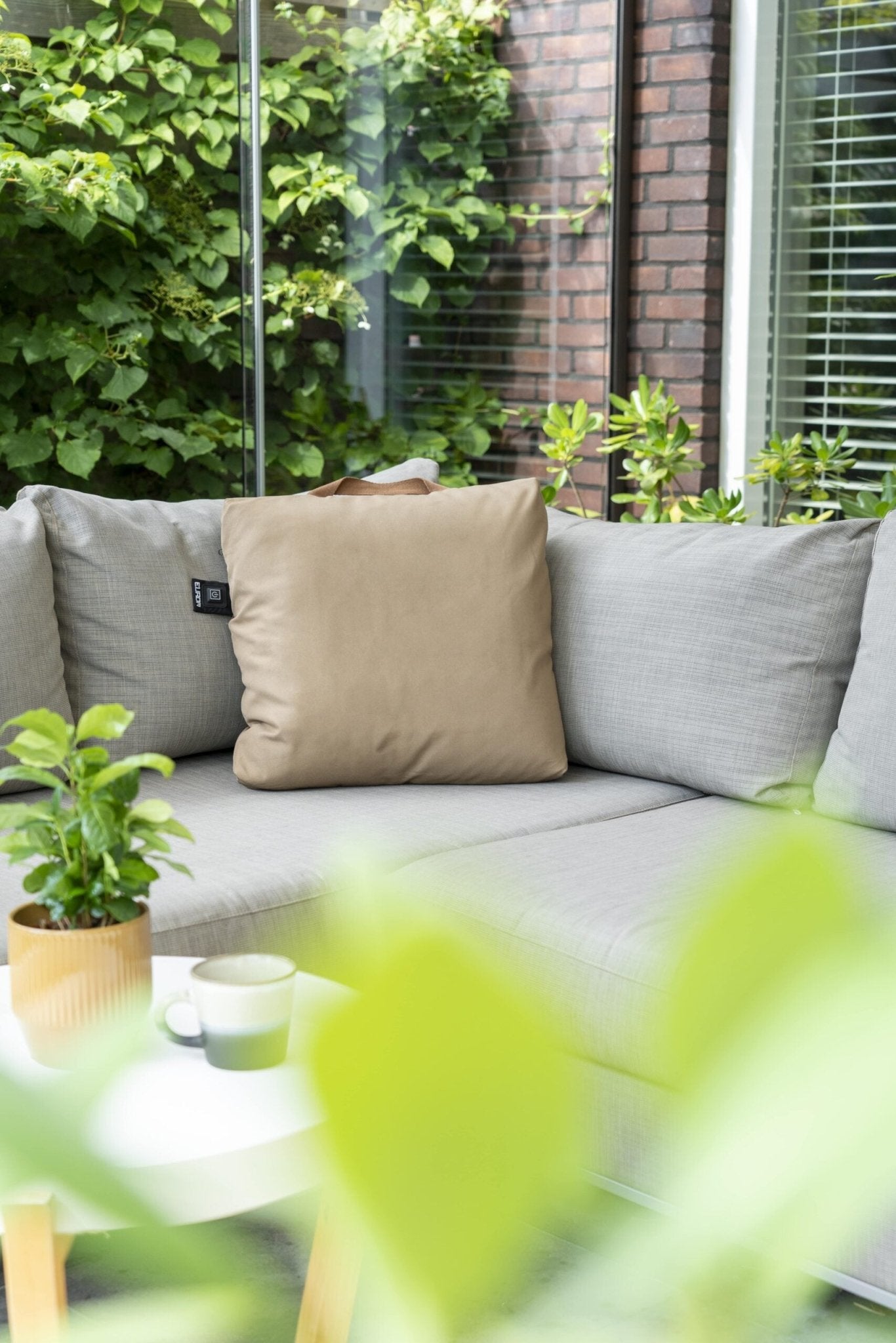 Perna incalzita electric EUROM WarmiGo, maro (Powerbank/baterie externa Varta inclusa - 20.000 mAh) - CampShop.ro