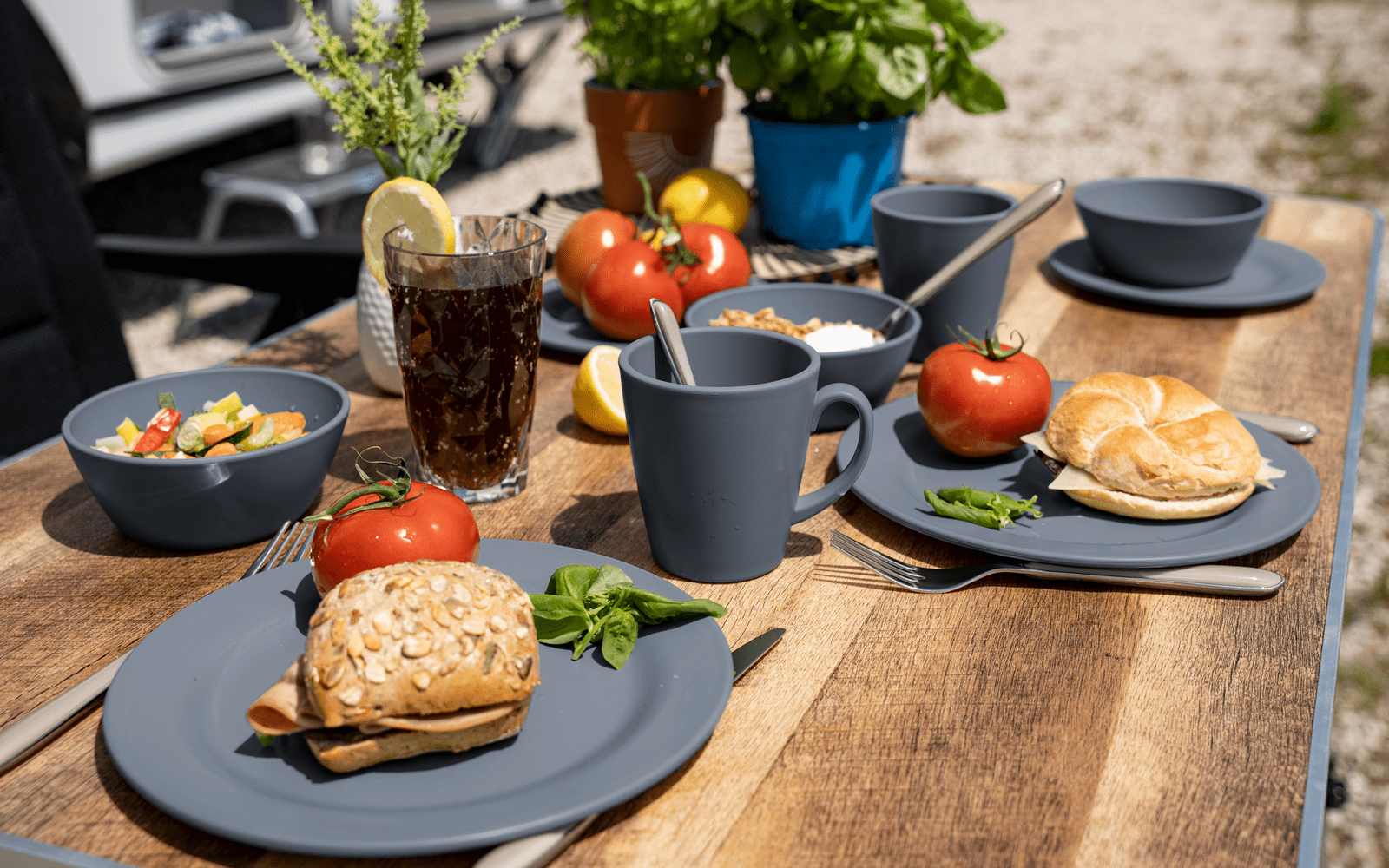 Set de vesela melaminat Berger Kynne 16 buc, albastru - CampShop.ro