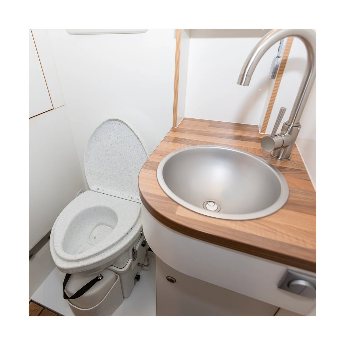 Toaleta cu compost Nature's Head® cu maner Tip „Paianjen” – pentru rulota, autorulota, camping sau camioane de expediție, 12V - CampShop.ro