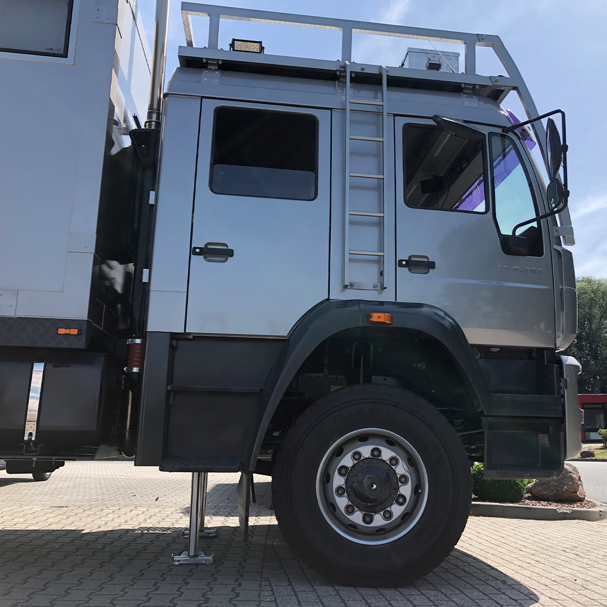 Sistem de calare hidraulic automat pentru autorulote și rulote