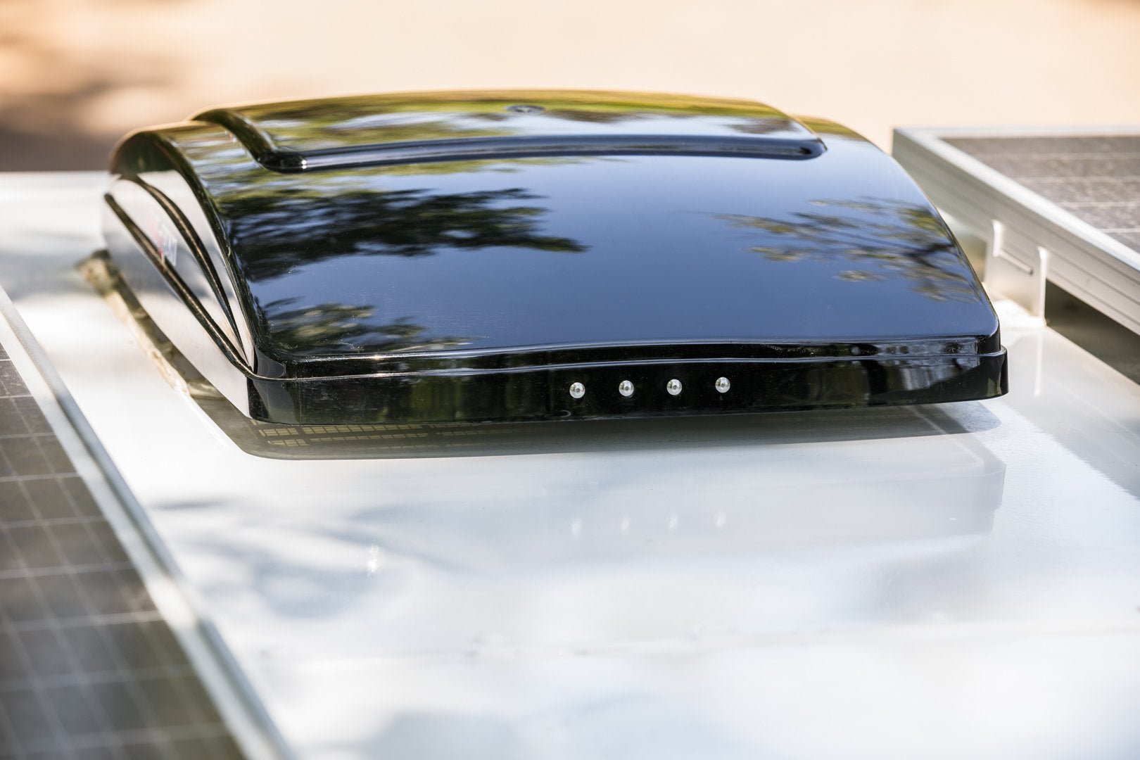 Ventilator de acoperis MAXXFAN Deluxe - CampShop.ro